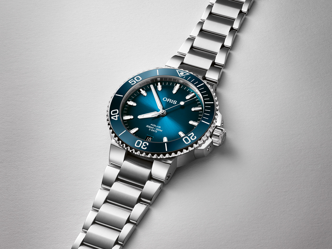Aquis Date Calibre 400 41.5 mm