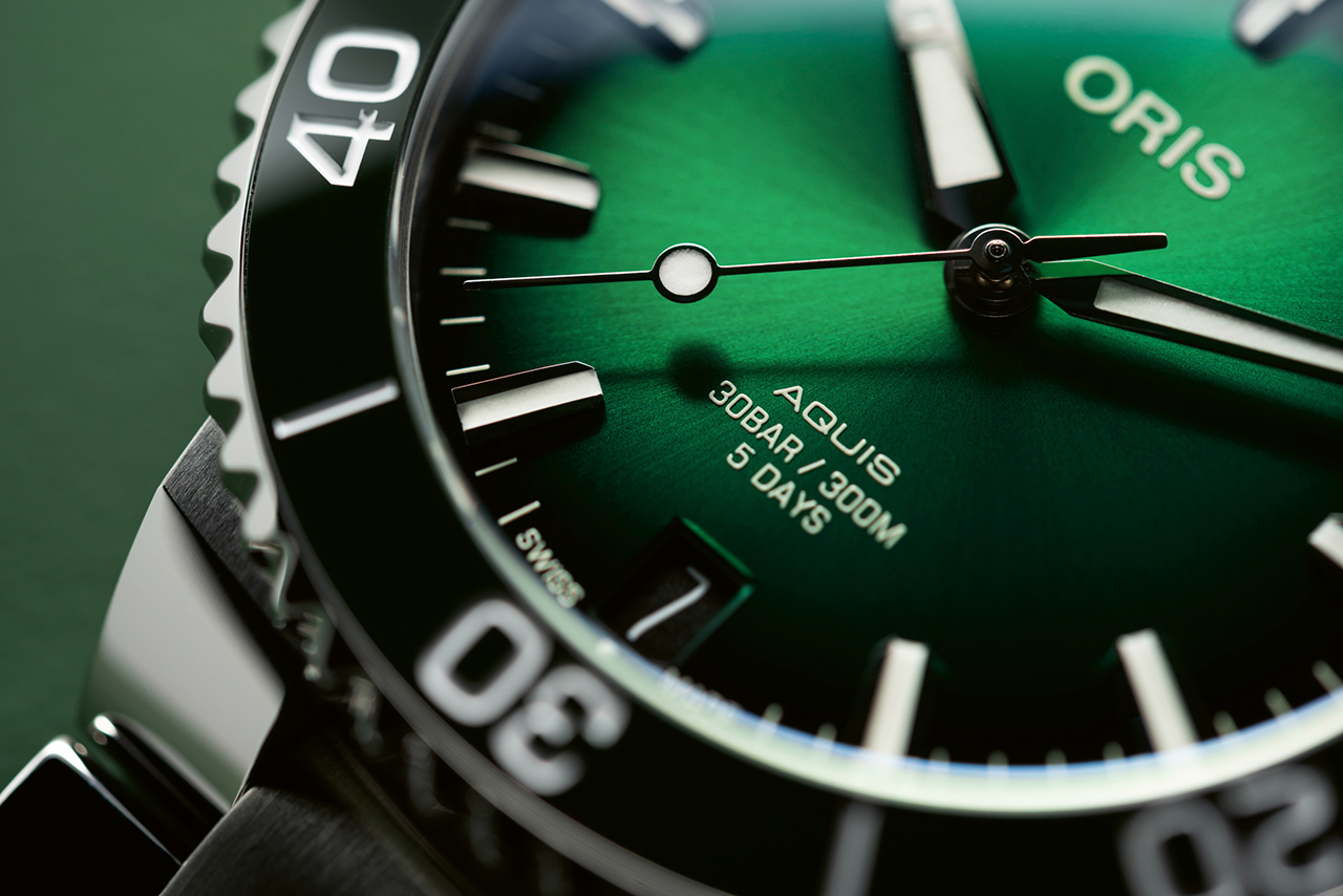 Aquis Date Calibre 400 41.5 mm