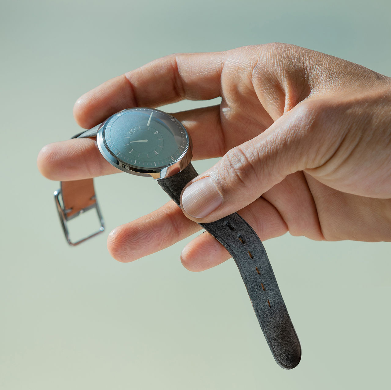 Ressence Type 8 S - Lifestyle in hand - LD .jpg