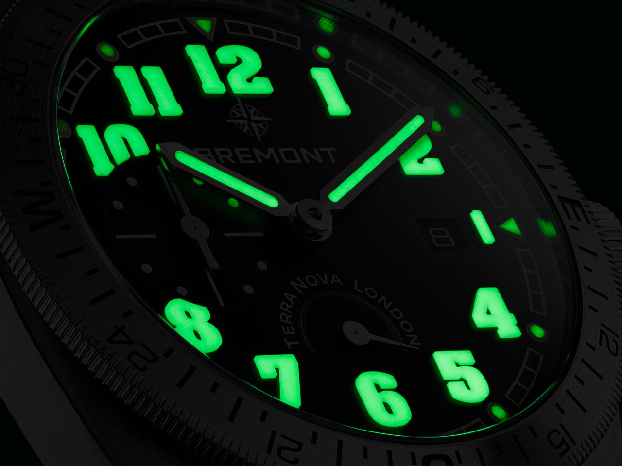 Bremont_TerraNova_40.5_Compass_BK_Detail_Lume.jpg