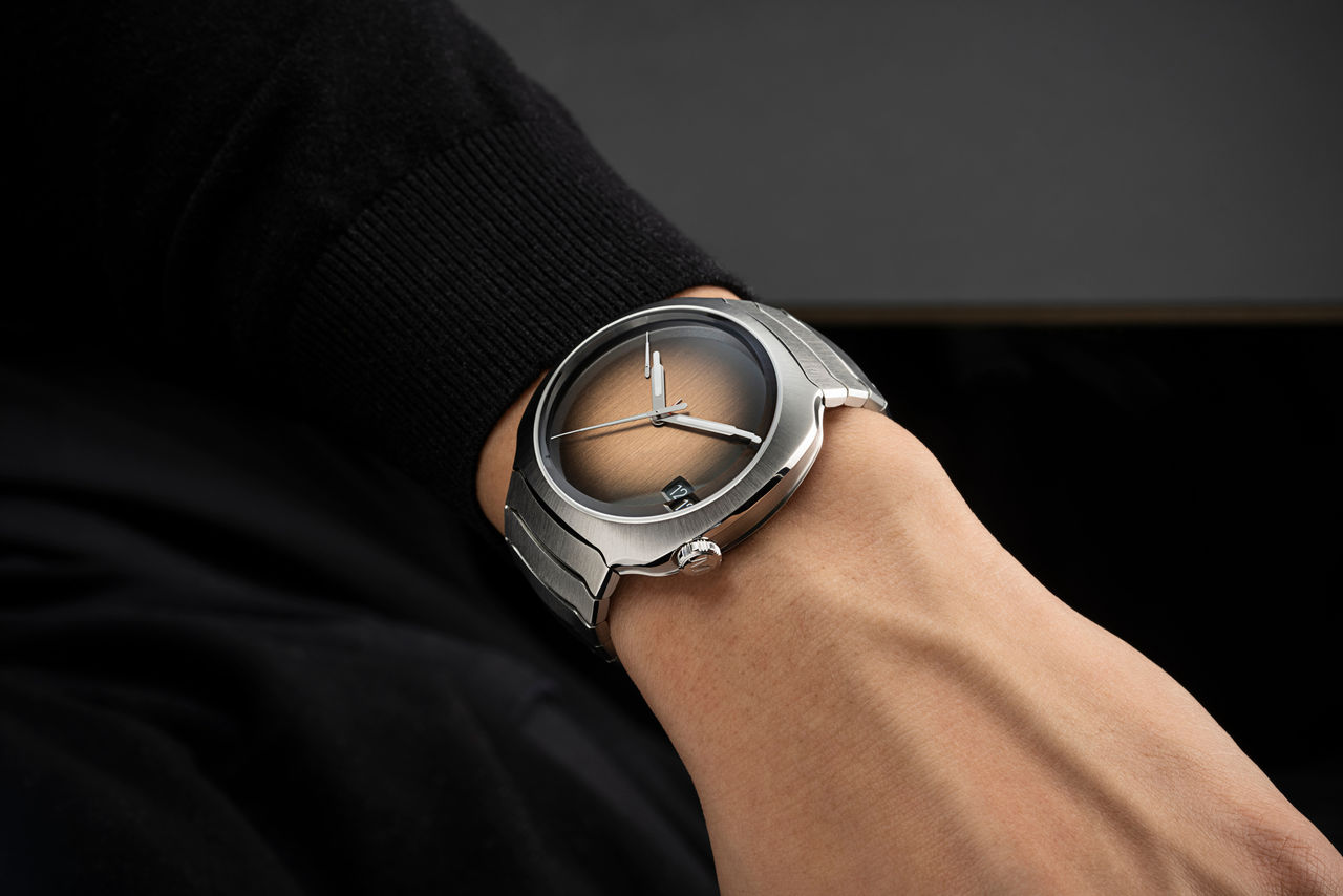 HMoser_6812-1201_Streamliner_Perpetual_Calendar_ST_SmokedSalmon__Lifestyle_Wristshot_dark_check.jpg