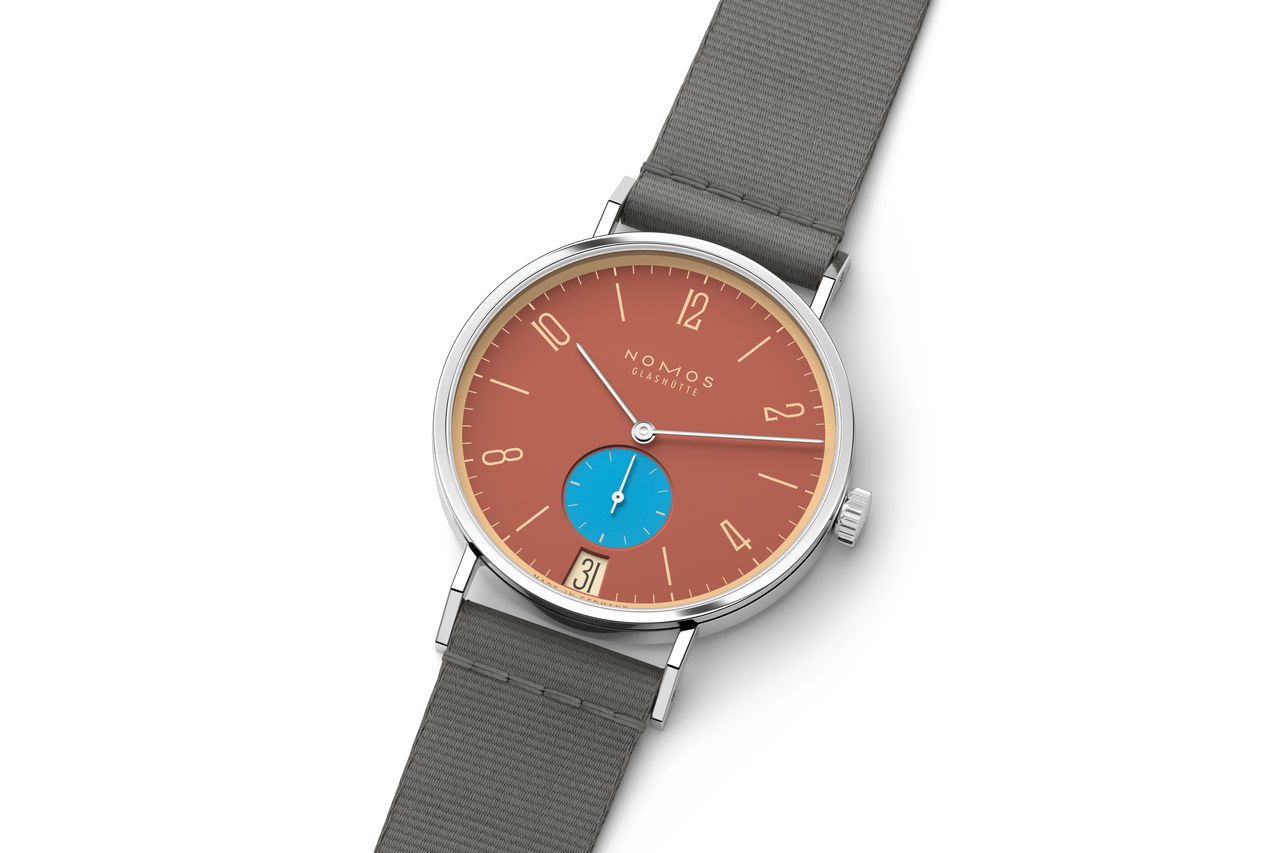 nomos_tangente-38-datum-ziegelblau-03.jpg