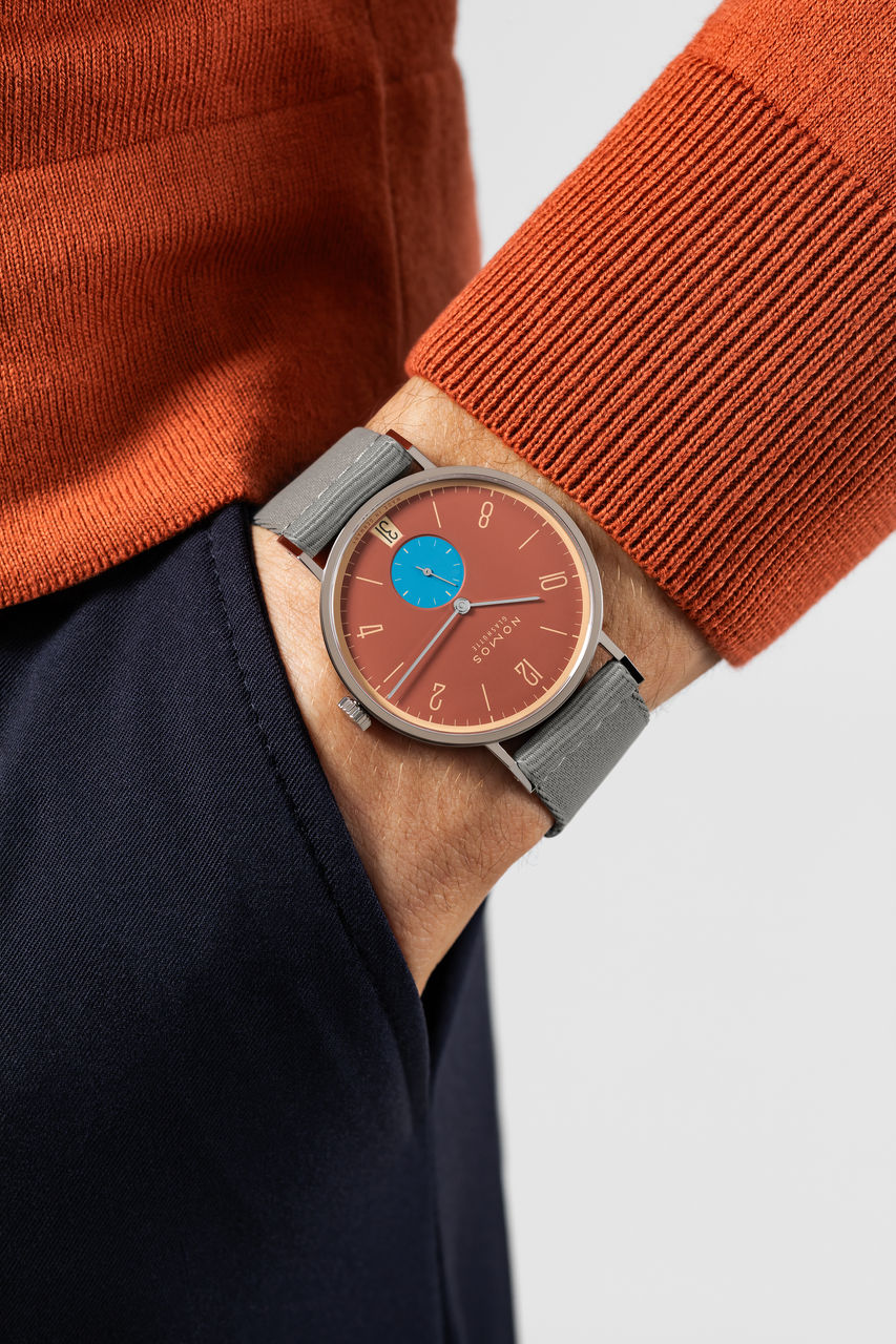 nomos_tangente-38-datum-ziegelblau-09.jpg